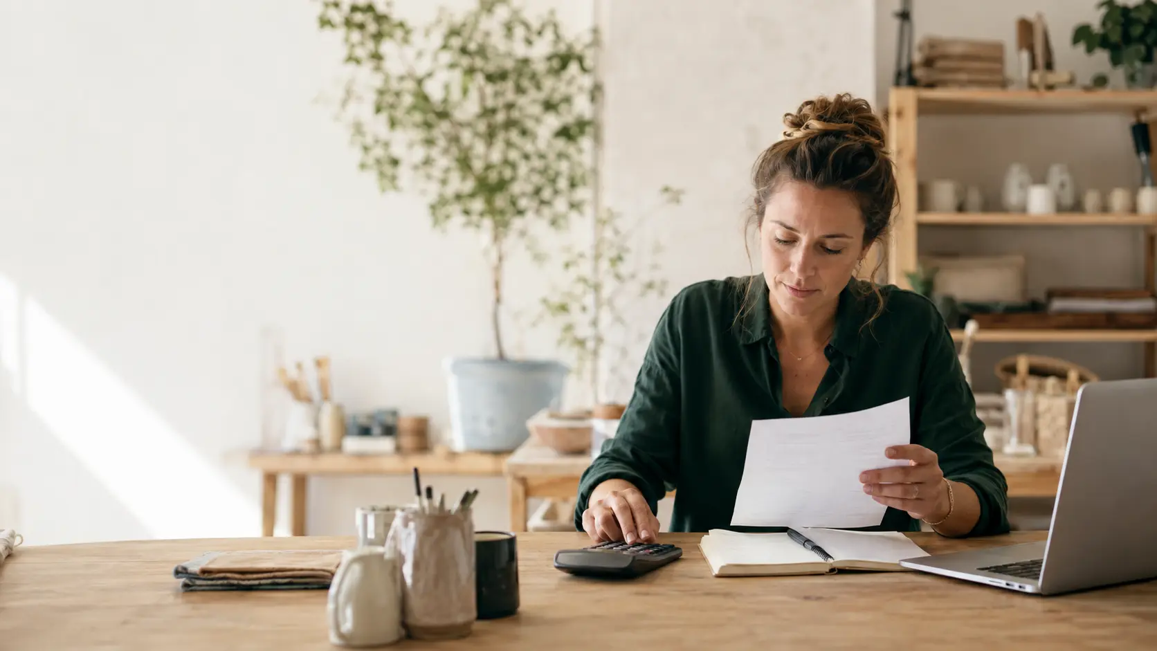Entrepreneure vérifiant une facture et son calcul de TVA