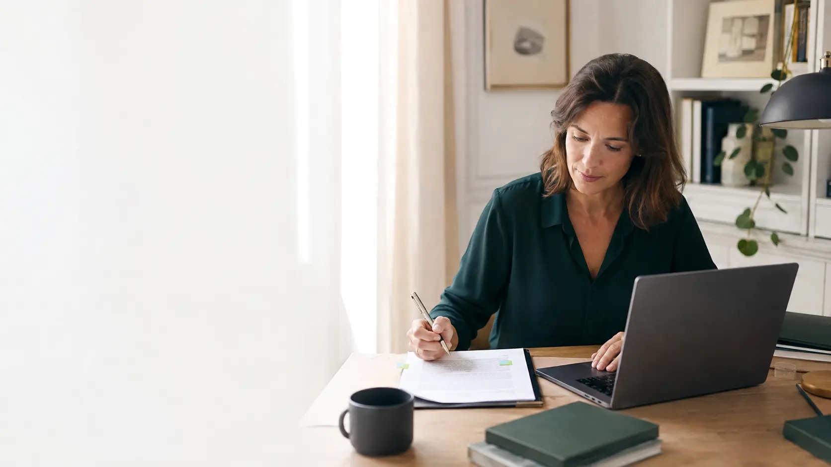 Spécialiste préparant un signalement précis avec sa source
